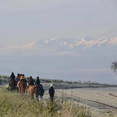 Unique, 2,centre Equestre & Snacks *