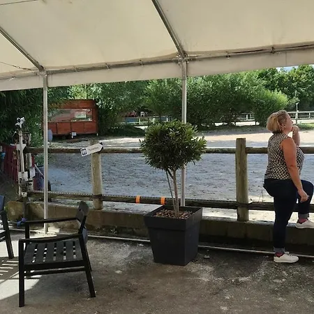 Unique, 2,centre Equestre & Snacks