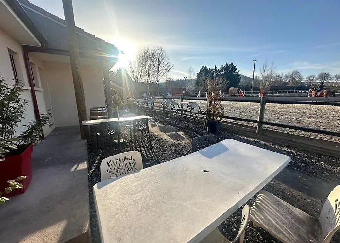 Unique, 2,centre Equestre & Snacks * Vic-le-Comte