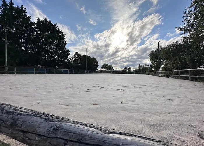 Unique, 2,centre Equestre & Snacks Apartament *