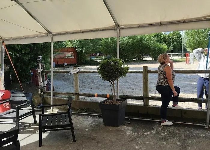 Unique, 2,centre Equestre & Snacks