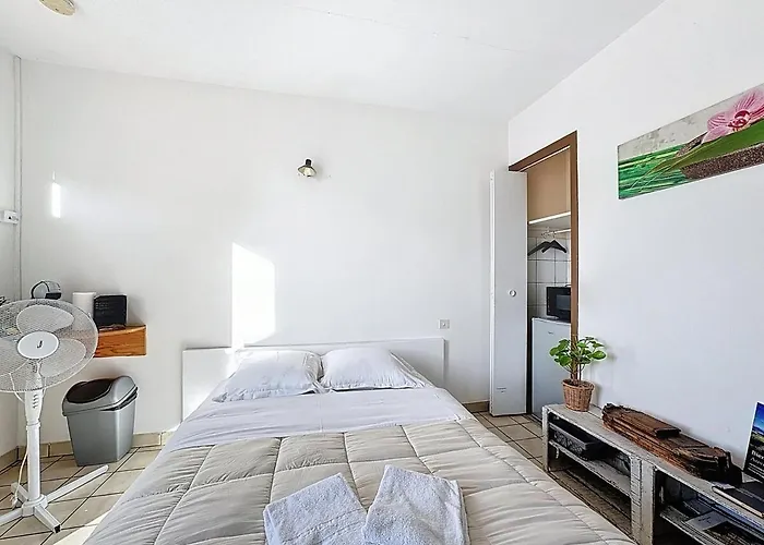 Unique, 2,centre Equestre & Snacks Vic-le-Comte