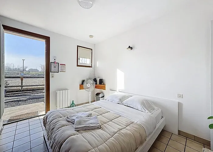 Unique, 2,centre Equestre & Snacks